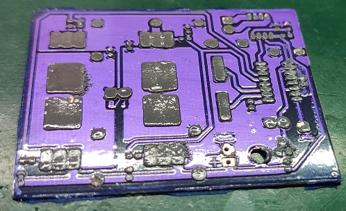 PCB with spread solder paste. PCB con pasta de soldadura esparcida.